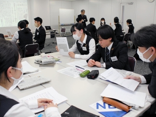 新聞の読み方を学び、感想を語り合う新人職員ら＝神戸市中央区浪花町、神戸信用金庫本店