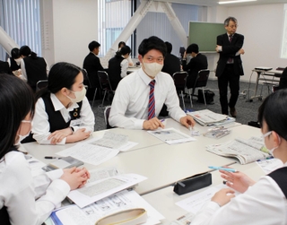 気になった記事について、感想を発表し合う新人職員＝神戸市中央区浪花町、神戸信用金庫本店 