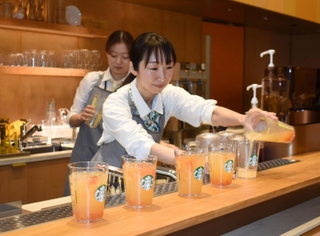 フルーツ入りハーブティーなどを提供するスターバックスの「ティー＆カフェ」業態の店舗＝西宮市高松町