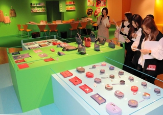 １点限りのサンプルを生まれ変わらせたアップサイクル品が並ぶ会場＝大阪市北区、阪急うめだ本店