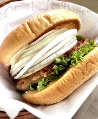 ５月１日から期間限定で販売される「淡路島産　たまねぎバーガー」＝神戸市中央区港島中町６