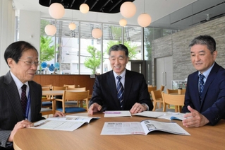 開放的な中山記念会館のカフェで談笑する、中山視覚福祉財団の松前篤志常務理事（中央）ら＝神戸市兵庫区水木通２