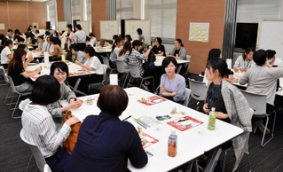 兵庫県内の大手企業３社による女性技術者の交流会。日頃の悩みなどを語り合った＝２０２３年９月、神戸市脇浜海岸通２の神戸製鋼所本社