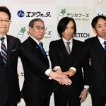 提携を発表した神明ホールディングスの藤尾益雄社長（右から２人目）やエア・ウォーターの豊田喜久夫会長兼ＣＥＯ（同３人目）ら＝大阪市内