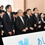 記念写真撮影に臨む神戸製鋼所の勝川四志彦社長（前列左から４人目）ら役員と新入社員＝神戸市中央区脇浜海岸通２、神鋼神戸本社