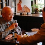 赤ワインを手に人生と作品を語る城山三郎さん＝２００７年２月、神奈川県茅ケ崎市