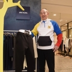 ウオーキングを習慣付けてもらおうと、作りや生地にこだわった男女兼用のパンツを監修した荒牧英樹さん＝神戸市中央区小野柄通８、神戸阪急