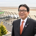 国際化を控えた神戸空港で、屋上に立つ関西エアポートの山谷佳之社長＝神戸市中央区（撮影・斎藤雅志）