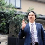 ３月にオープンしたシェアハウスを背に、展望を語る玉井智洋代表＝神戸市灘区高羽町３