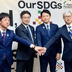 小中高生の無料招待を発表した企業３社の幹部と斎藤元彦兵庫県知事（右から２人目）＝兵庫県庁