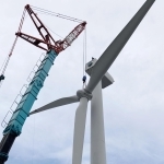 解体される風力発電機のブレード（羽根）部分。従来はほとんど埋め立て処分されていた（イボキン提供）