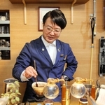 コーヒー焙煎を突き詰める橋本和也さん＝神戸市中央区三宮町３、カフェ　ラヴニール
