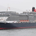 神戸港に入港する豪華客船「クイーン・エリザベス」＝１８日午前７時３５分、神戸市中央区（撮影・斎藤雅志）