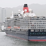 神戸ポートターミナルに着岸する豪華客船「クイーン・エリザベス」＝１８日午前７時４９分、神戸真中央区（撮影・斎藤雅志）