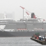 神戸港に入るクイーン・エリザベス＝18日午前７時26分、神戸市中央区（撮影・大島光貴）