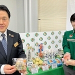 「兵庫をまるっとグルメフェア」の商品をＰＲする守本真一兵庫県農林水産部長（左）ら＝県庁
