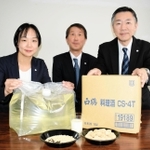 大豆ミートのにおいを抑える白鶴酒造の業務用料理酒を紹介する（右から）明石貴裕さん、浅井拓也さん、金子奈都子さん＝神戸市中央区港島中町６