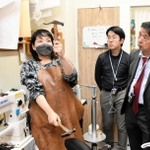 ツアー参加者に道具を紹介する「リリースタジオ」の清水美早さん（左）＝神戸市長田区若松町３