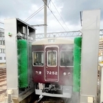 「のせでんレールウェイフェスティバル」で予定されている洗車体験では、電車が洗車機を通過する様子を車内から見学できる（能勢電鉄提供）