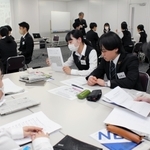 新聞の読み方を学び、感想を語り合う新人職員ら＝神戸市中央区浪花町、神戸信用金庫本店
