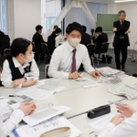 気になった記事について、感想を発表し合う新人職員＝神戸市中央区浪花町、神戸信用金庫本店 