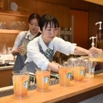 フルーツ入りハーブティーなどを提供するスターバックスの「ティー＆カフェ」業態の店舗＝西宮市高松町