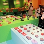 １点限りのサンプルを生まれ変わらせたアップサイクル品が並ぶ会場＝大阪市北区、阪急うめだ本店