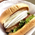 ５月１日から期間限定で販売される「淡路島産　たまねぎバーガー」＝神戸市中央区港島中町６