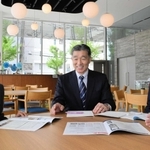 開放的な中山記念会館のカフェで談笑する、中山視覚福祉財団の松前篤志常務理事（中央）ら＝神戸市兵庫区水木通２