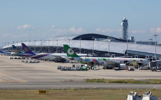 離陸を待つ飛行機が並ぶ関西空港。今年９月に開港から３０周年を迎える＝２０２２年、関西空港