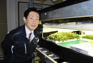 実証工場を兼ねる本社の研究所で植物工場の展望を語る森一生社長＝神戸市北区大沢町上大沢、森久エンジニアリング
