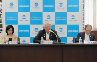定例会見であいさつする川崎博也会頭（中央）ら＝神戸市中央区港島中町６、神戸商工会議所（撮影・谷口夏乃）