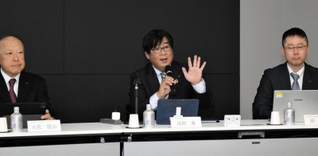 売上高と利益が過去最高を更新した２０２４年３月期決算などを説明する、シスメックスの浅野薫社長（中央）＝神戸市中央区脇浜海岸通１、本社