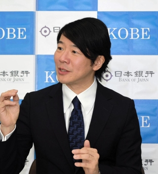 兵庫県内の経済状況について語る日銀神戸支店の竜田博之支店長＝神戸市中央区京町