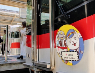 電車に掲げられた新たな「かなしきデブ猫ちゃん」のヘッドマーク＝姫路市南町、山陽姫路駅