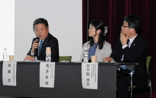 神戸大と尼崎信用金庫が主催したシンポジウムで発言する須藤浩・信金中央金庫副理事長（左）らパネリスト＝神戸市灘区六甲台町、神大出光佐三記念六甲台講堂