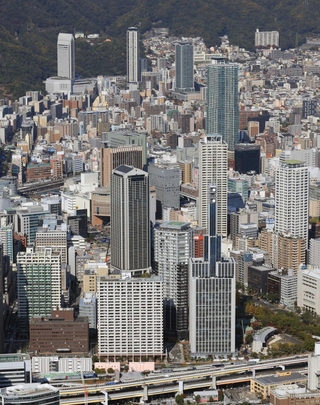 再開発などで変貌する三宮中心部（２０２２年１１月撮影）