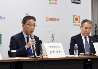 会見で発言するエイチ・ツー・オー（Ｈ２Ｏ）リテイリングの荒木直也社長（左）。右はＨ２Ｏ副社長で関西フードマーケット社長の林克弘氏＝大阪市北区