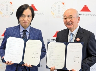 包括連携協定を結んだ丹波篠山市の酒井隆明市長（右）と神明ホールディングスの藤尾益雄社長＝同市役所