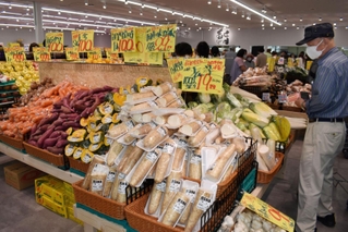 青果が山積みされた「八百鮮魚崎南店」の売り場＝神戸市東灘区魚崎南町４