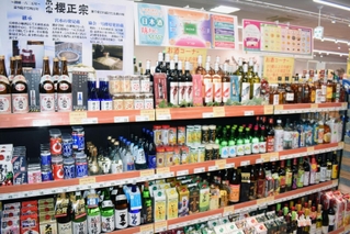 酒類コーナーでは櫻正宗の酒などを扱う＝神戸市東灘区魚崎南町４、八百鮮魚崎南店