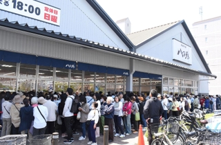 入店を待つ買い物客ら。長蛇の列ができた＝神戸市東灘区魚崎南町４、八百鮮魚崎南店