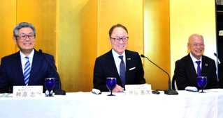 神戸経済同友会の代表幹事に就いた（左から）神原忠明氏と２年目に入る井谷憲次氏、退任した楢木一秀氏＝神戸市中央区港島中町６、神戸ポートピアホテル