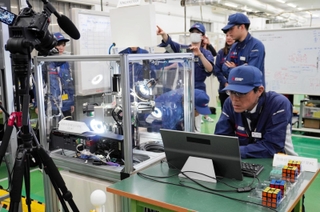 ギネスの審査当日にロボットを最終調整する技術者ら（三菱電機提供）