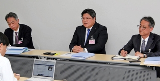２０２４年３月期決算を発表するジャパンエンジンコーポレーションの川島健社長（中央）ら＝大阪市中央区北浜１、大阪取引所（撮影・大島光貴）