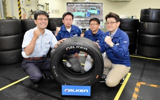 タイヤ開発に携わるモータースポーツ部の（左から）斉脇泉部長、安田恵直課長、大小瀬求課長代理と材料開発本部の笛木隆史課長＝神戸市中央区、住友ゴム工業