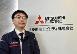 姫路事業所で取材に応じる三菱電機モビリティの加賀邦彦社長＝姫路市千代田町