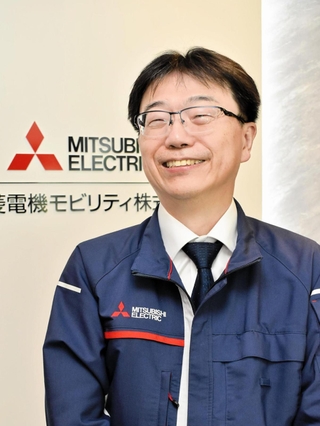 姫路事業所で取材に応じる三菱電機モビリティの加賀邦彦社長＝姫路市千代田町