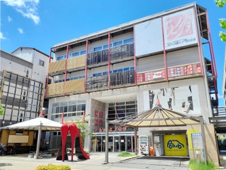 震災復興のシンボルとして建てられたシューズプラザ。今後の活用や建物の行く末は決まっていない＝神戸市長田区細田町７