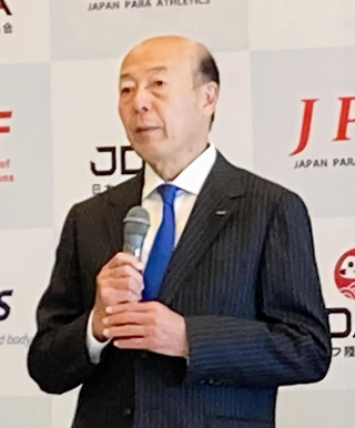 シューズの片足分のみの販売を始めるアシックスの廣田康人会長兼最高経営責任者（ＣＥＯ）＝神戸市中央区
